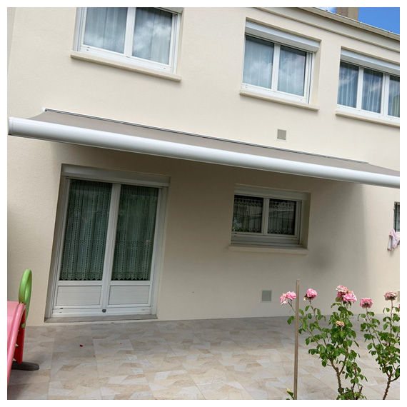 Installation de stores banne de terrasse et de balcon dans les Yvelines et les Hauts-de-Seine - Montfort-Fermetures